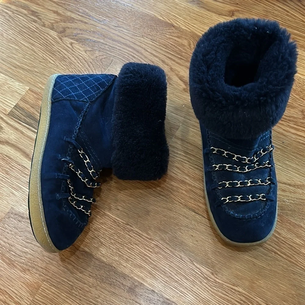 Chanel suede and Shearling snow boots navy blue gold chain upper size 37